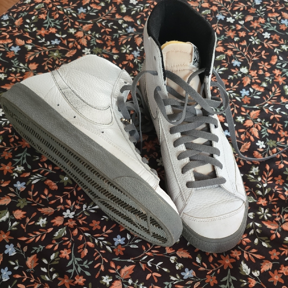 Nike Men's White and Gray Blazer Mid '77 EMB
